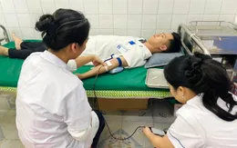 Bác sĩ trẻ hiến máu cứu bệnh nhân ngay trong ca trực