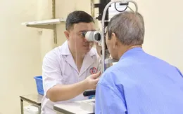 Tự pha nước muối nhỏ mắt, người đàn ông phải nhập viện