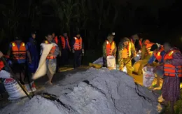 Lữ đoàn Tăng Thiết giáp kịp thời giúp dân ứng phó vỡ đê tại Đà Nẵng