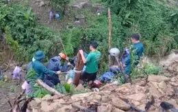 Quảng Ngãi: Bộ đội vượt lũ tiếp tế lương thực cho 10 người mắc kẹt trên núi do lũ