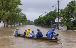 Hơn 35.000 ngôi nhà ở thành phố Huế chìm trong nước lũ