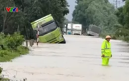 Các tuyến quốc lộ qua Đà Nẵng ngập sâu, nhiều phương tiện chết máy