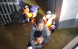 Cảnh sát cơ động trắng đêm vượt dòng nước lũ hỗ trợ người dân vùng ngập lụt