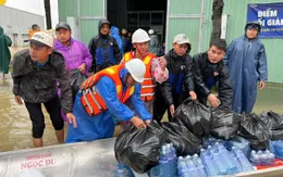 Vượt lũ tiếp tế lương thực cho làng gốm Thanh Hà bị cô lập 2 ngày