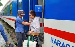 Đường sắt Bắc - Nam qua Huế tê liệt: 2.000 hành khách tiếp tục chuyển tải bằng ô tô