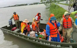 Quân đội cứu 9 người mắc kẹt giữa mưa lũ, đói khát nhiều giờ liền