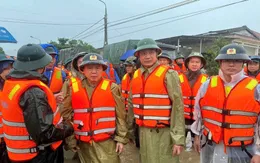 Phó Thủ tướng Trần Hồng Hà thăm hỏi, động viên người dân bị cô lập trong vùng lũ ở Đà Nẵng