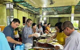 Ấm áp bếp ăn dã chiến giữa vùng lũ Quảng Trị