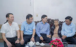 Thường trực Ban Bí thư Trần Cẩm Tú thăm, tặng quà hỗ trợ người dân vùng lũ tại Huế