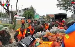 Công an, quân đội vượt lũ đưa hàng cứu trợ cho bà con vùng “rốn ngập” Đà Nẵng