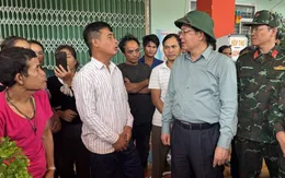 Phó Thủ tướng Hồ Quốc Dũng thăm hỏi, động viên người dân bị ảnh hưởng do sạt lở đất tại Quảng Ngãi