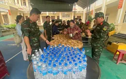 Quân khu 5 huy động lực lượng hậu cần hỗ trợ người dân vùng ngập sâu