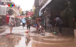 Nước bắt đầu rút, người dân Huế bắt đầu dọn dẹp sau lũ