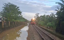 Gia cố xuyên đêm, thông tuyến đường sắt Bắc Nam qua thành phố Huế