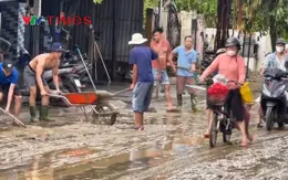 Nước rút, Hội An ngổn ngang trong bùn, người dân thức trắng dọn dẹp