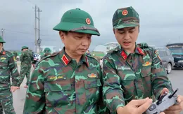 Huế: Quân khu 4 huy động hơn 5.000 cán bộ, chiến sĩ hỗ trợ dân khắc phục hậu quả mưa lũ