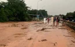 Lâm Đồng: Quốc lộ 1 ách tắc do cát đỏ tràn lấp, cao tốc Vĩnh Hảo - Phan Thiết tiếp tục sạt lở