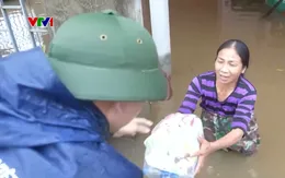 Những chuyến hàng vượt dòng lũ dữ tiếp tế cho người dân bị cô lập ở Hà Tĩnh