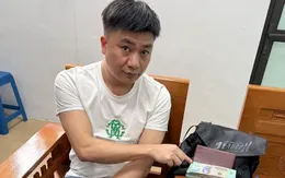 Bắt 2 người nước ngoài vận chuyển trái phép gần 500 triệu đồng qua cửa khẩu