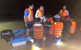 Mải bắt dế, đánh cá, nhiều người ở Quảng Trị mắc kẹt giữa dòng nước lũ