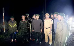 Phó Thủ tướng Trần Hồng Hà thị sát khu vực Quy Nhơn ngay trong đêm sau khi bão số 13 quét qua