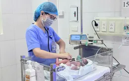 Cứu sống bé sơ sinh 3 ngày tuổi bị thủng dạ dày, xoắn trung tràng nguy cấp