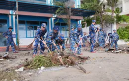 Hải quân ra quân dọn dẹp, khơi thông đường ven biển tại Đà Nẵng sau bão số 13