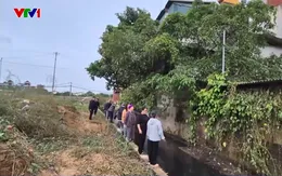 Hà Nội: Thi công Quốc lộ 1A lấp đường cống thoát nước, nước thải của người dân ứ tắc, bốc mùi