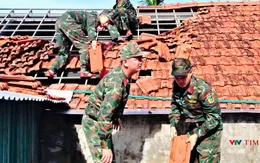 Cán bộ, chiến sĩ Quảng Ngãi hỗ trợ người dân khắc phục hậu quả cơn bão số 13