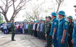 Quân khu 5 thăm, động viên người dân bị thiệt hại do bão số 13