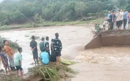 Gần 1.000 người dân Đắk Lắk bị cô lập do cầu bị lũ cuốn trôi