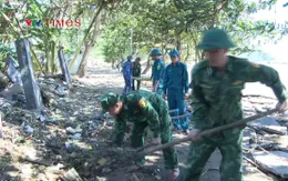 Quảng Ngãi: Kè biển sạt lở sau bão 13, Bộ đội Biên phòng giúp dân khắc phục hậu quả