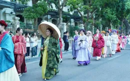 Diễu hành trình diễn áo dài tôn vinh di sản Việt lớn nhất từ trước tới nay