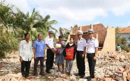 Hải quân trao 400 suất quà tặng các gia đình ở Đắk Lắk bị thiệt hại sau bão số 13