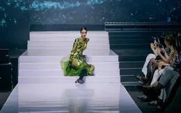 Quán quân Mai Hoa gặp sự cố trong lần đầu trình diễn tại Tuần lễ Thời trang Quốc tế Việt Nam