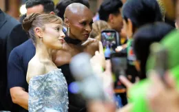 Sự cố gây hoảng loạn của Ariana Grande trên thảm đỏ phơi bày lỗ hổng an ninh đáng ngại