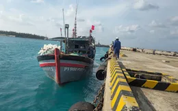Hải quân kịp thời hỗ trợ ngư dân khắc phục sự cố trên biển