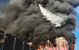 Cháy lớn suốt 9 giờ tại trung tâm hậu cần thời trang ở Hàn Quốc