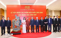 Chủ tịch Quốc hội dự Lễ tiếp nhận tác phẩm điêu khắc ánh sáng “Sức mạnh của lòng dân”