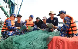 Hải quân tuyên truyền chống khai thác hải sản bất hợp pháp cho ngư dân