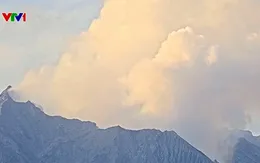 Núi lửa tại Nhật Bản phun trào, tạo cột khói bụi cao hơn 4 km