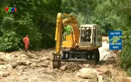 Nỗ lực tiếp cận điểm sạt lở trên đèo Khánh Sơn