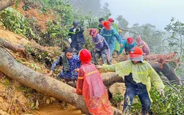 Hai nạn nhân cuối cùng trong vụ sạt lở được đưa ra khỏi xe về nơi tập kết