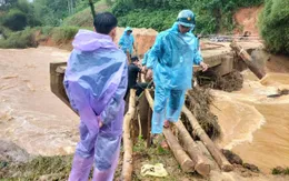 Quảng Ngãi lắp cầu tạm thay thế cầu Nước Bao bị sập do mưa lũ