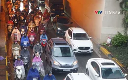 Mưa rét "đổ bộ", người dân Hà Nội đi lại gặp nhiều khó khăn