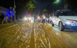 Hà Nội: Xử lý tài xế xe tải làm rơi vãi bùn đất xuống trên phố Tôn Đức Thắng