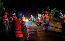Đắk Lắk: Sơ tán 180 người dân bị cô lập do mưa lũ đến nơi an toàn ngay trong đêm