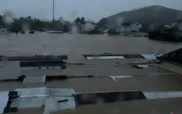 Đắk Lắk: Nước lũ dâng cao trong đêm, nhiều nhà dân bị ngập đến nóc, người dân hoảng loạn cầu cứu