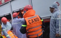 Một người đàn ông bị nước lũ cuốn trôi mất tích