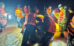 Cán bộ, học viên Học viện Hải quân cứu trợ bà con vùng lũ tại Khánh Hoà